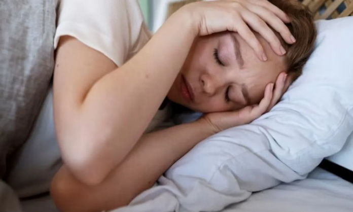 Sleep Pattern: कम नींद ले रहे हैं तो हो जाएं सावधान