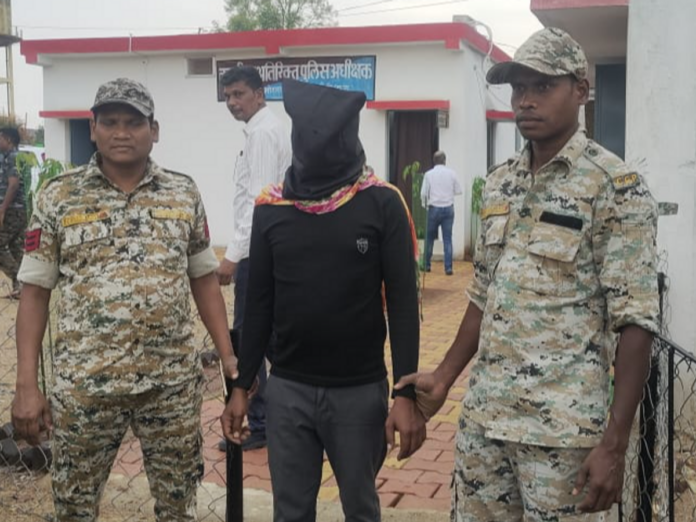 CG News: Big weapon seized by police, Naxal delivery boy arrested