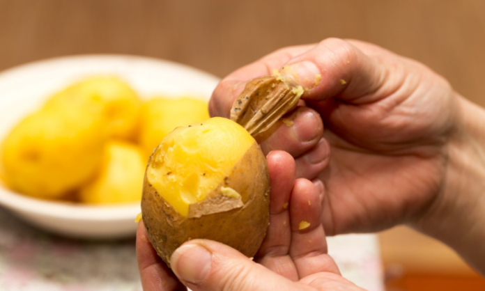 Potato Benefit: हार्ट अटैक और कैंसर जैसी खतरनाक बीमारी से बचा सकता है आलू का छिलका, जानिए कैसे