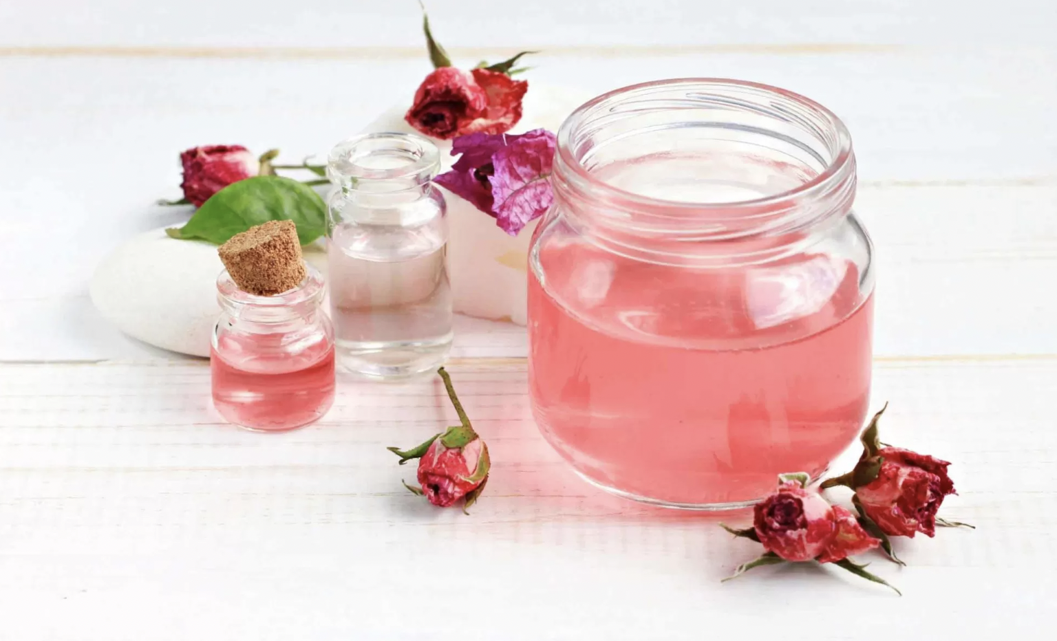 Rose Water Tips: गुलाब जल में ना करें ये चीज़ें मिक्स, वरना स्किन पर पड़ सकता है बुरा असर