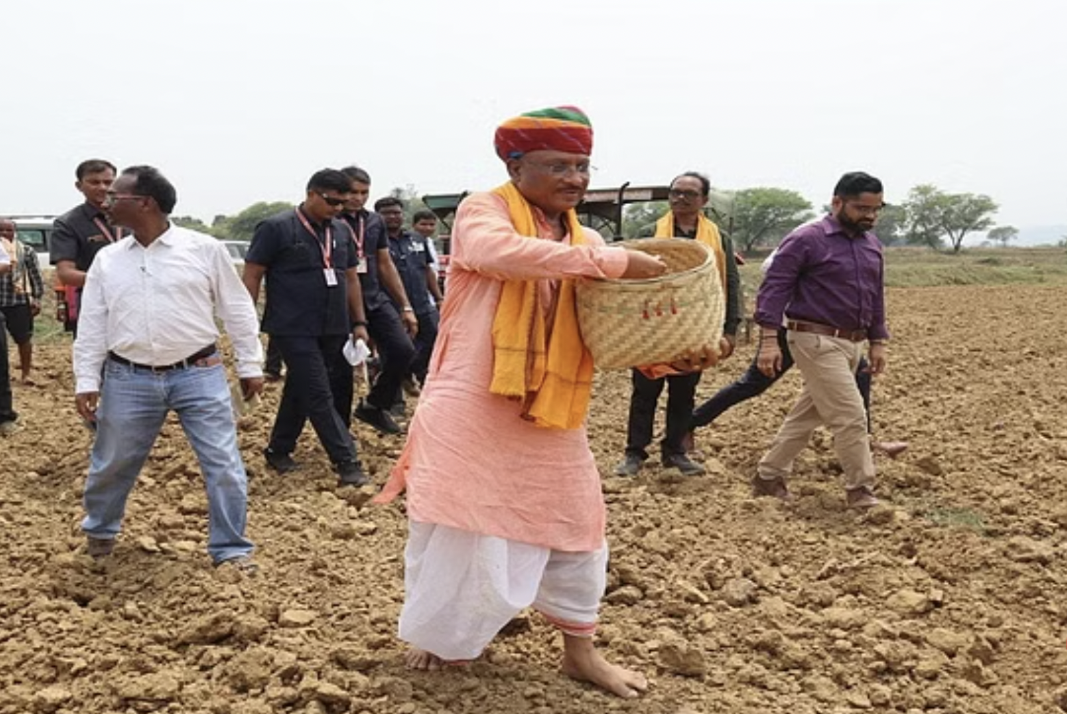 Vishnu Deo Sai: जशपुर दौरे पर विष्णुदेव साय का  किसान अवतार, खुद की धान की बुआई