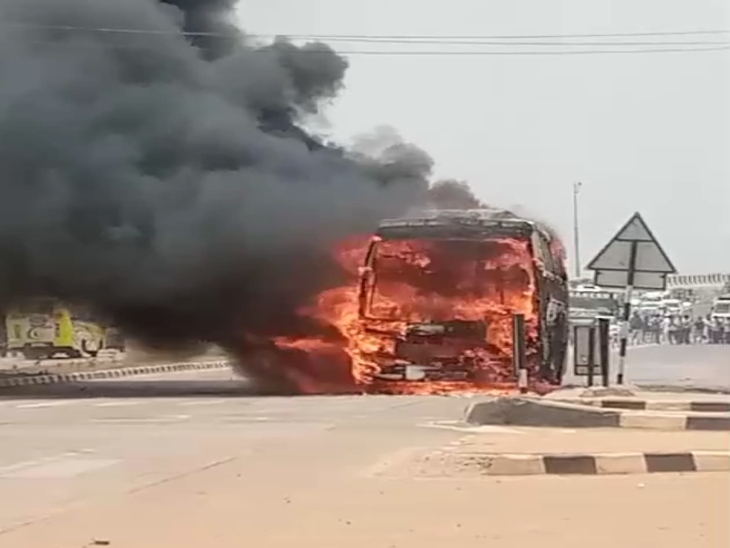 Raipur Fire in Bus: 40 लोगों से भरी बस में लगी भीषण आग, देखें Video