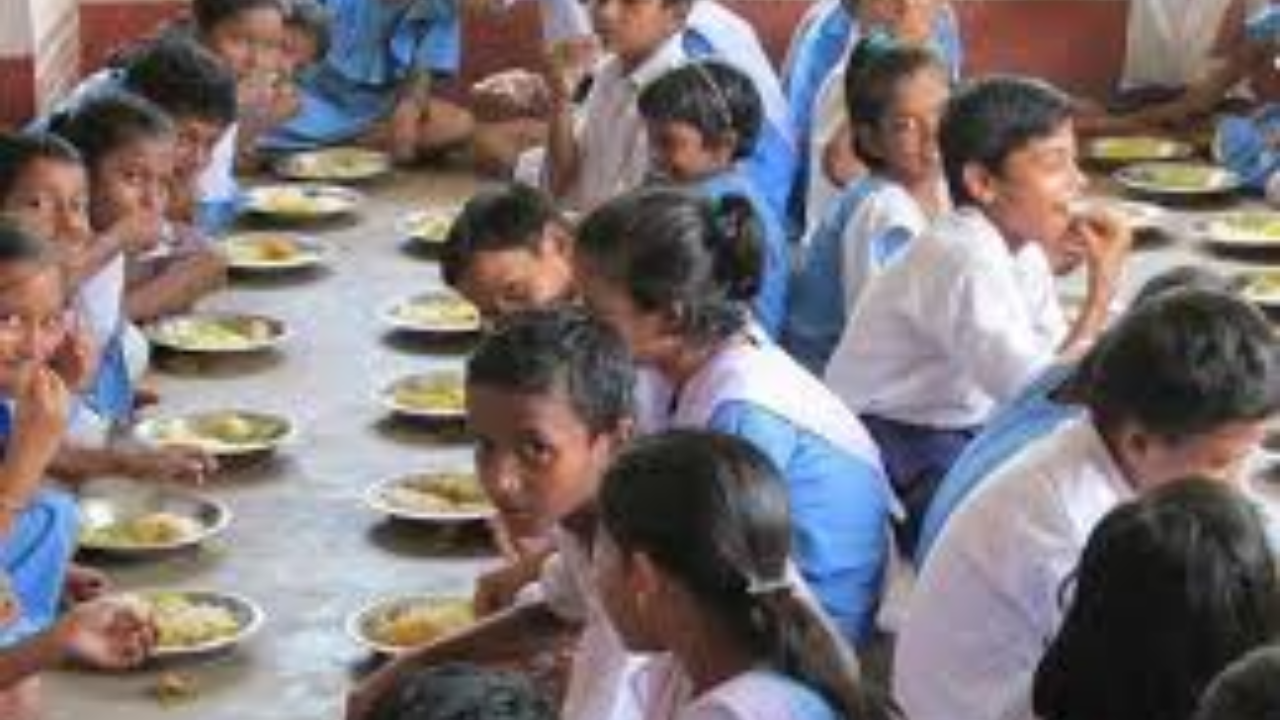 Mid Day Meal in school: स्कूल में मिड-डे मील में दाल या सब्जी नहीं, परोसा जाता है हल्दी वाला चावल, जानें पूरा मामला?