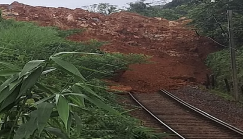 Landslide on Railway Track: किरंदुल-विशाखापट्टनम रेलवे लाइन पर लैंडस्लाइड, कई ट्रेनें डाइवर्ट