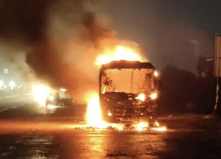 Bus Caught Fire: बस में लगी आग, 23 लोगों ने चलती बस से छलांग लगाकर बचाई जान