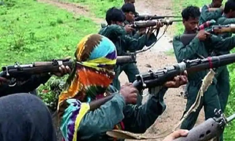 Naxalites surrender: माओवादियों समेत 6 नक्सलियों ने किया सरेंडर, 3 पर था 11 लाख का इनाम