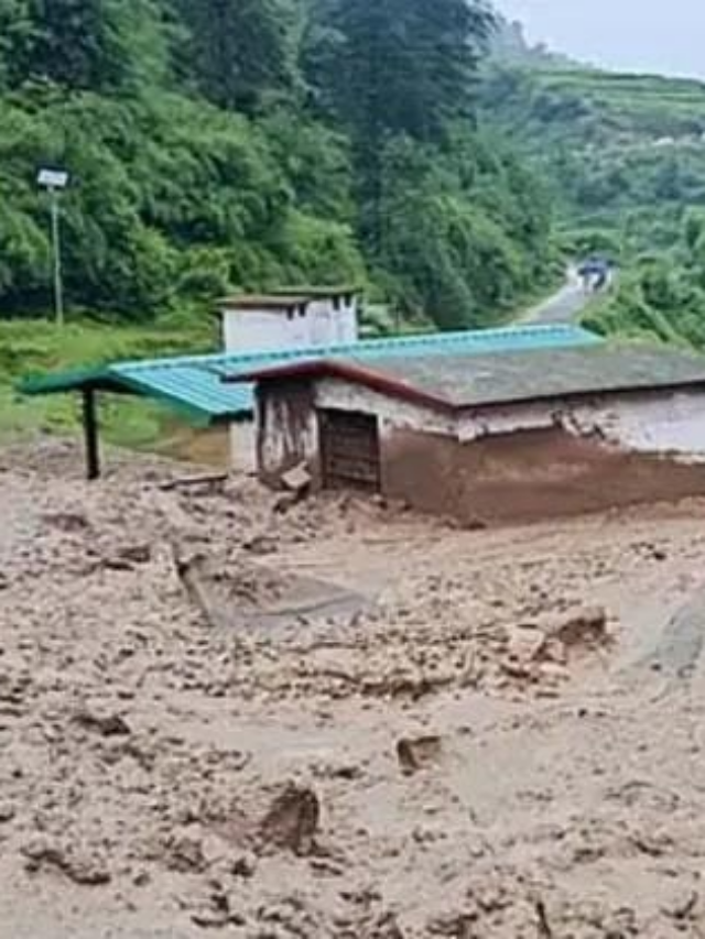 पूरा गांव धरती में समाया, दहशत में लोग