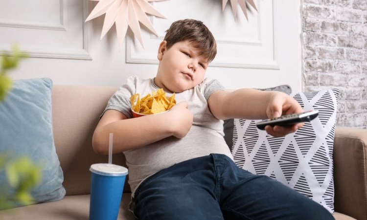 Child Obesity: बचपन से ही मोटे दिखने लगे आपके बच्चे, ऐसे कंट्रोल करें डाइट