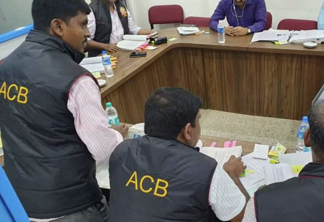 ACB Raid: छत्तीसगढ़ में भ्रष्टाचार पर बड़ा एक्शन, शिक्षा अधिकारियों के ठिकानों पर ACB की रेड