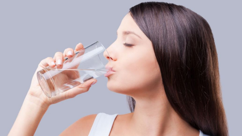 Right Way To Drink Water: पानी पीने का गलत तरीका आपके लिए हो सकता है नुकसानदायक, जान लें सही तरीका